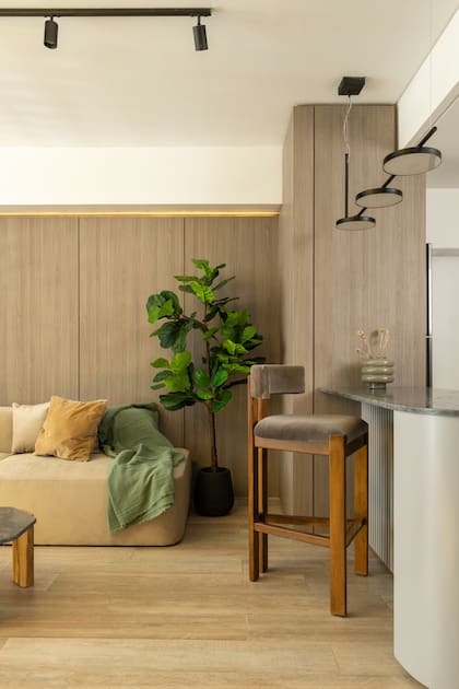 La heladera se recubrió con melamina para generar más espacio de guardado. Luminarias (Dimm) y plantas (Bolton Home).