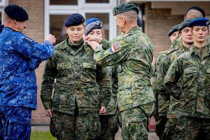 La heredera al trono, en el cuartel general Spoor, en Ermelo, recibiendo la felicitación de sus superiores