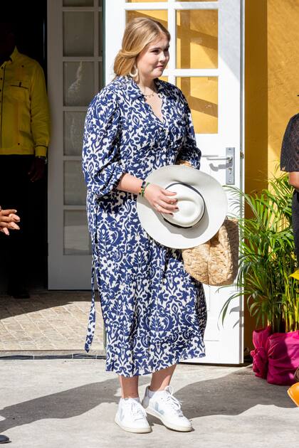 La heredera con un diseño floral de Zara que combinó con sombrero y zapatillas de la firma brasileña Veja, modelo V-12.