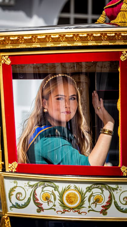 La heredera del trono a bordo de la carroza de cristal.