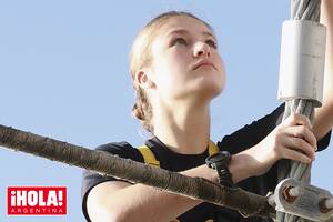La heredera del trono, realizando con gran concentración las tareas de instrucción marítima en el 97.o crucero de instrucción del buque escuela Juan Sebastián de Elcano, el más emblemático de la Armada española.