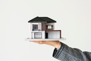 Los cuatro motivos que pueden hacer que tengas que pagar la deuda de quien te da una casa en herencia