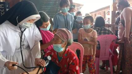 La hermana Ann Rose tiene formación médica que usa para cuidar de personas necesitadas en Myanmar
