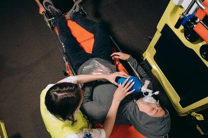 La hermana de Anthony comenzó a sospechar de los médicos cuando notó que el joven abría sus ojos (imagen ilustrativa)