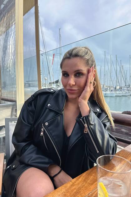 La hermana de Mauro Icardi se mudó a
España con su familia cuando sólo tenía
6 años. Después de vivir en las Canarias,
Milán y Palma de Mallorca, la influencer se
instaló en Madrid.