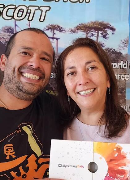 La hermana de Scott fue localizada a través de redes sociales; luego se les practicó a ambos una prueba de ADN para confirmar el parentesco