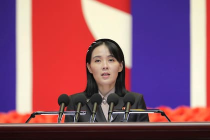 La hermana del gobernante norcoreano Kim Jong-un pronuncia un discurso durante una reunión nacional contra el coronavirus, en Pyongyang, Corea del Norte