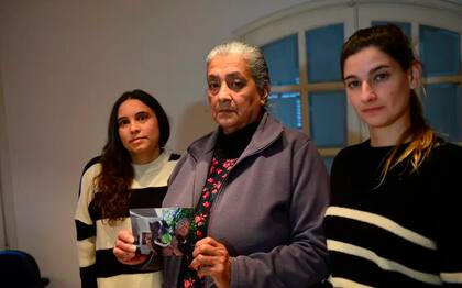 La hermana del hombre de 64 años internado en estado vegetativo (centro), junto con las abogadas Arina Dutto y Diva Ibargüengoytía 