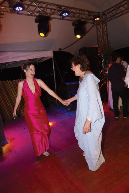 La hermana del novio, Luna Reynal, baila divertida con Blanca Álvarez de Toledo.