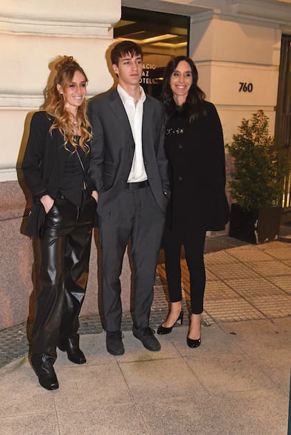 La hermana del novio, Sofía Castro Cranwell, con sus dos hijos, Martina y Segundo Miguel. 