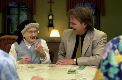 La hermana Esther, de 106 años, riéndose con Snowdon, durante un juego de cartas en el convento