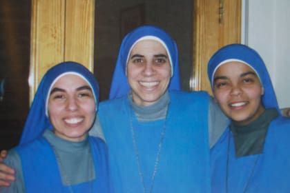 La hermana Guadalupe (centro) junto a sus dos compañeras de misión en Alepo, las hermanas Celina y Helbiis