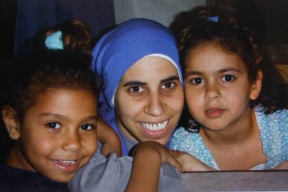 La hermana Guadalupe durante sus años de misión en Egipto, junto a dos niños de la comunidad parroquial