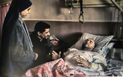 La hermana Guadalupe y el padre Rodrigo Miranda visitando a Rami en el hospital, luego de su secuestro