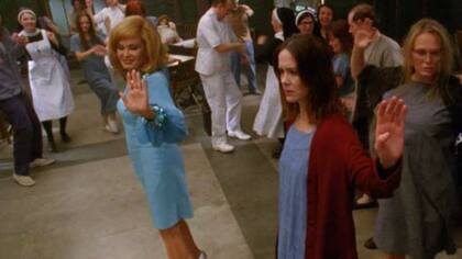 La hermana Jude improvisa una escena propia de una comedia musical