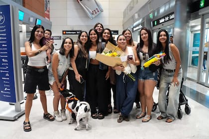 La hermana, las amigas y hasta el perro de la influencer santiagueña la recibieron en el aeropuerto de Río Hondo