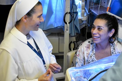 La hermana Rafaela, enfermera con más de 24 años de servicio en el Sanatorio Mater Dei, en el área de Neonatología junto a una de las pacientes.