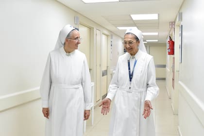 La hermana Teresa, licenciada en Comunicación Social, junto a la hermana Mercedes, licencia en Enfermería (Foto: Irene Robert - Gentileza Sanatorio Mater Dei)