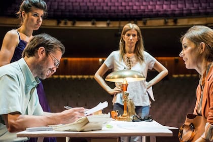 La hermanas Marull en pleno proceso creativo junto a William Prociuk y Débora Zanolli