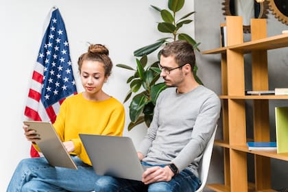 La herramienta de elegibilidad de Uscis permite conocer si una persona cumple con los requisitos básicos para solicitar la ciudadanía estadounidense