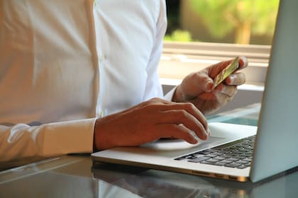 La herramienta de Tienda Nube permitirá pagos con tarjetas o con transferencias bancarias.