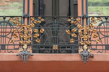 La herrería en negro y con detalles dorados, parte de las características de la vivienda construida en 1905