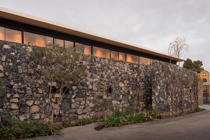 La herrería fue diseñada especialmente para la casa: cada ventana se fabricó a medida del proyecto.