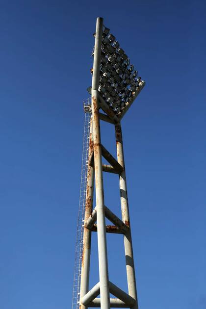 La herrumbre en la estructura es ostensible; el aire marino, y la dejadez, son enemigos del material con que fue construida buena parte del estadio.