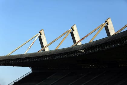 La herrumbre en las estructuras que sostienen el techo de la platea es tal que hay riesgo de derrumbe; no existe una solución factible a corto plazo.