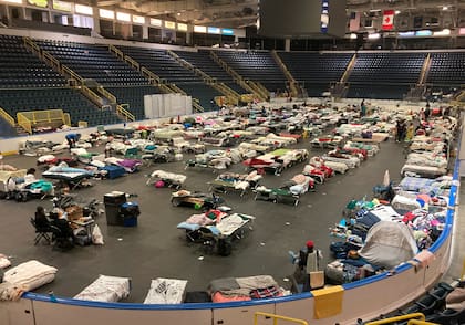 La Hertz Arena, un recinto para hockey sobre hielo, es convertido en un refugio para los afectados por el huracán Ian, en Estero, Florida