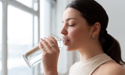 La hidratación adecuada contribuye a mantener la elasticidad y a prevenir la sequedad cutánea