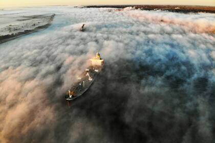 La Hidrovía es una de las vías navegables naturales más largas del mundo; con 3442 kilómetros, va desde Puerto Cáceres, en Brasil, hasta Nueva Palmira, en Uruguay