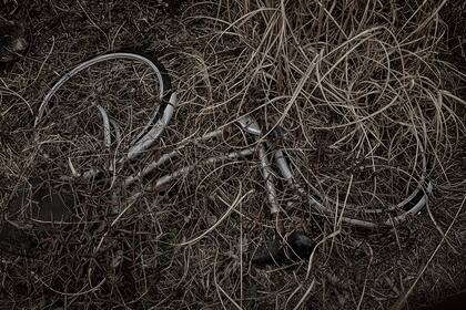 La hierba crece sobre una bicicleta abandonada en Futuba, la ciudad más cercana al lugar de la fusión nuclear en la prefectura japonesa de Fukushima, el 4 de marzo de 2021