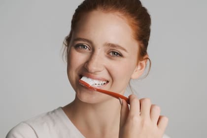 La higiene bucal es importante para evitar que las bacterias pasen al torrente sanguíneo cuando las encías se inflaman