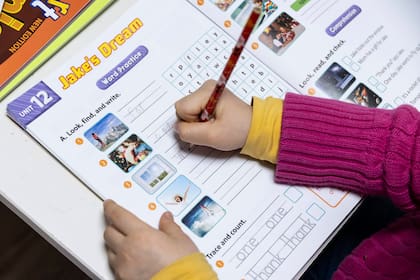 La hija de 6 años de Park Euna estudia inglés con un tutor privado en su casa en Seúl el 28 de enero de 2026. La presión académica en Corea del Sur es tan intensa que incluso los niños en edad preescolar toman clases extracurriculares