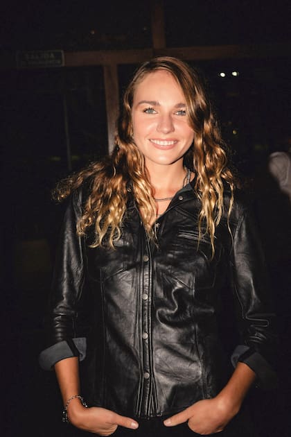 La hija de Andrea Frigerio, Fini Bocchino, muy canchera con camisa de cuero