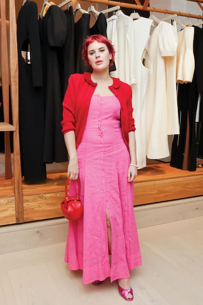 La hija de Bruce Willis y Demi Moore, Tallulah, llevó un solero con saco,
zapatos y cartera en la paleta del rosa.