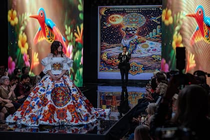 La hija de Canelo cerró el desfile del diseñador Alonso Máximo (IG @alonsomaximony)