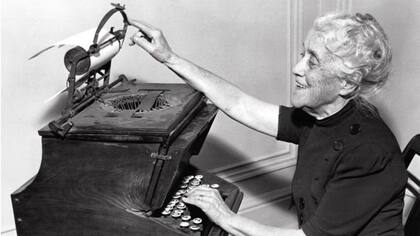 La hija de Christopher Latham Sholes, Lillian Sholes Fortner, con la máquina de escribir de su padre en 1939