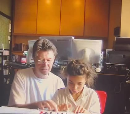 La hija de David Bowie rompió el silencio sobre su dura historia personal a diez años de la muerte de su padre