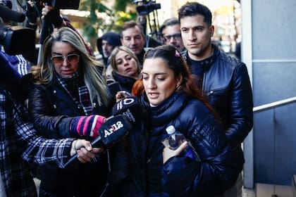 La hija de Diego Maradona, Jana, llegó acompañada a los tribunales de San Isidro para declarar.