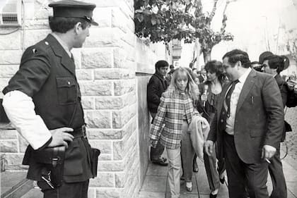 La hija de Guillermo Patricio Kelly llega a la comisaría tras el secuestro de su padre, el 24 de agosto de 1983