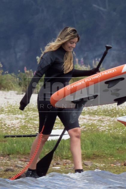 La hija de Juliana y el empresario belga Bruno Barbier usa traje de neoprene para hacer deportes en el lago.