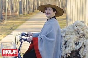 Tiene una granja orgánica, cría ovejas y produce la lana con la que ella misma teje ponchos y mantas