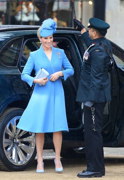 La hija de la Princesa Real Ana se sumó a la tendencia del coat dress, que ella eligió en color celeste, con tocado y zapatos a tono.