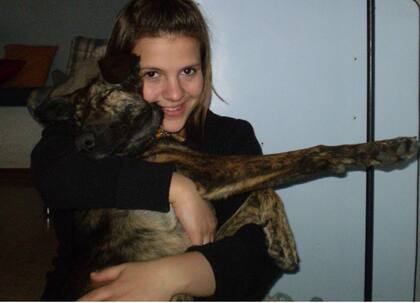 La hija de Laura acompañó a Morita desde su rescate.