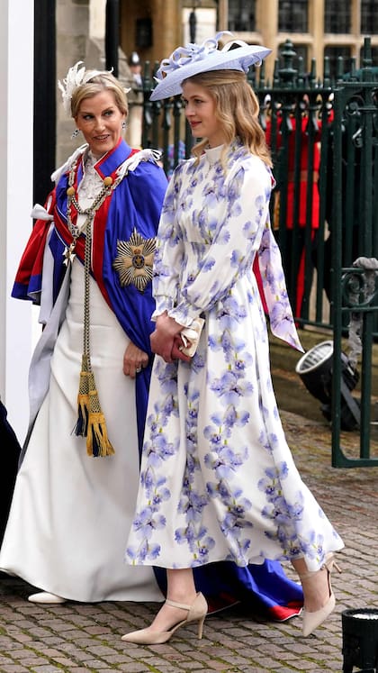 La hija de los duques de Edimburgo se robó todas las miradas con un vestido con estampas de flores de la firma Suzannah London, inspirado en la década del ´70, y un tocado de Jane Taylor.