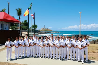 La hija de los reyes Felipe y Letizia (la sexta desde la izquierda, en la fila de adelante) con sus compañeros cuando junto a una formación de la Marinha do Brasil presentaron una ofrenda floral por los caídos de ambas fuerzas.