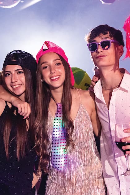 La hija de Mariano Martínez con su tercer look, un vestido corto de microtul en tono nude con flecos de strass.