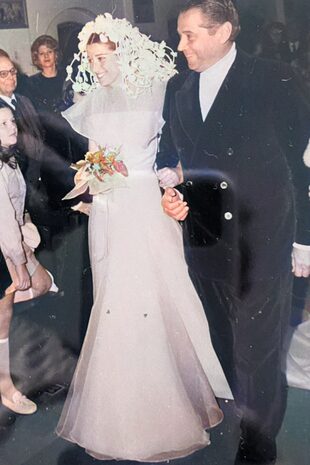 La hija de Mirtha Legrand se casó con Ignacio Viale del Carril en septiembre de 1973 y Gino Bogani creó para ella el primer vestido de novia strapless. Un detalle: a último momento tuvo que taparla con una suerte de capa por pedido del padre de la novia, Daniel Tinayre, que tenía miedo de que no la casaran vestida así. 
